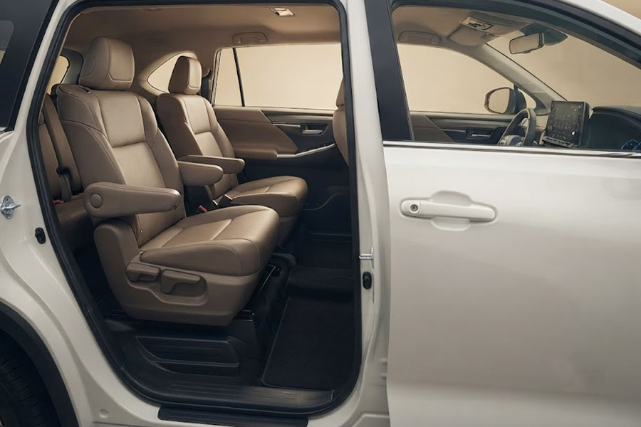 Toyota Innova Hycross